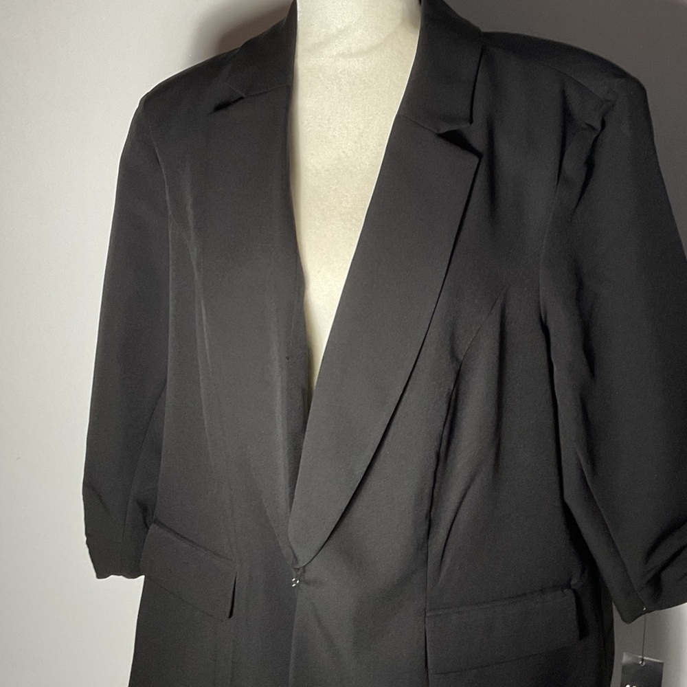 Elegant Women's Black Blazer